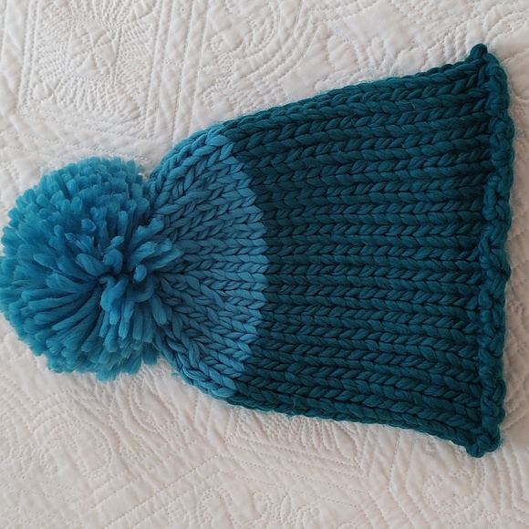 Crown & Ivy Winter Bennie w/Large Pom Pom/ One size - Picture 4 of 4